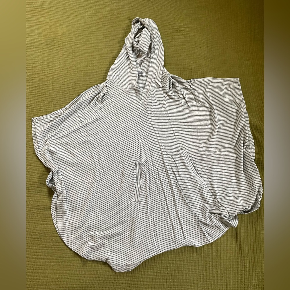 A Pea in the Pod Nursing Poncho Size XS